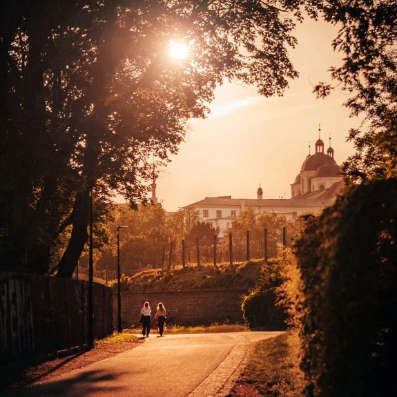 Každé léto má svůj příběh. Ať ten váš stojí za to! ☀️

Dnes přesně 10 hodin a 25 minut našeho času vstoupilo Slunce do obratníku Raka a nastal letní slunovrat. Je tady nejdelší den v roce – a spolu s ním nás čeká 93 dní, 15 hodin a 41 minut astronomického léta.

Užijte si ho! A po něm se nám v pořádku vraťte do našeho univerzitního města. 💙

#univerzitnimesto