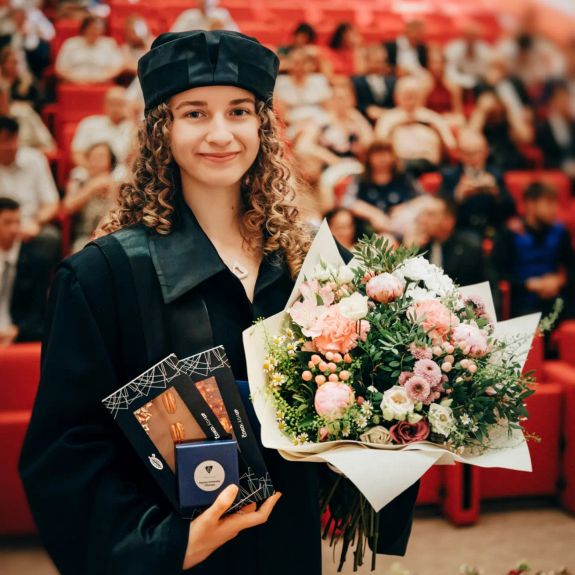 Máte hotovo? Gratulujeme! 💙

Chystáte se na promoci? Těšíme se!

Hledáte promoční dárek? Už nehledejte – ty nejstylovější a nejsrdcovější najdete v našem univerzitním obchodě @upoint.upol. Vybere si každý – ať se vám hodí originální univerzitní šperky či doplňky pro dámy i pány, něco sladkého, nebo třeba jen přáníčko s pěknou obálkou. 💸

Kamenná prodejna je tento týden sice zavřená, ale přímo na nadcházejících promocích naší největší fakulty @ff_upol bude mít UPoint svůj pop-up stánek. Tak se stavte!

#univerzitnimesto
