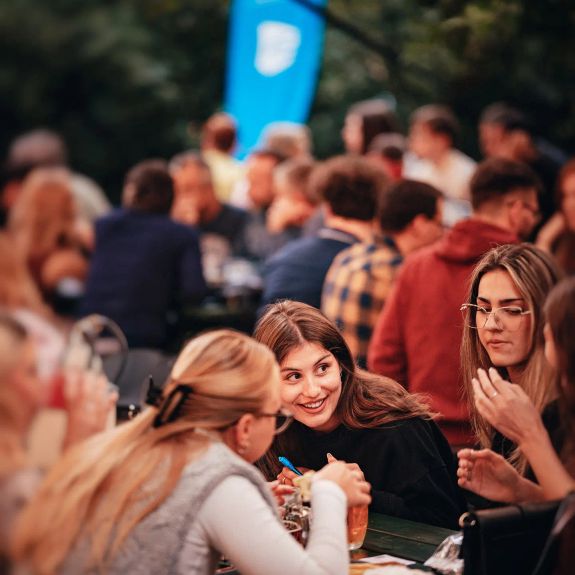 Pijte s rozumem – pijte s univerzitou! 🍻🆙

Včera večer jsme uspořádali první ze speciálních Hospodských kvízů pod širým nebem, kterými už tradičně oživujeme veřejný prostor letní Olomouce. A Letňák praskal ve švech.

Příští kvízový speciál chystáme na úterý 25. srpna. Téma – nultá léta. Těšíme se na vás!

#univerzitnimesto
